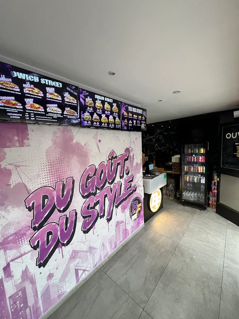 L’intérieur du Best Food et son mur Du goût Du style